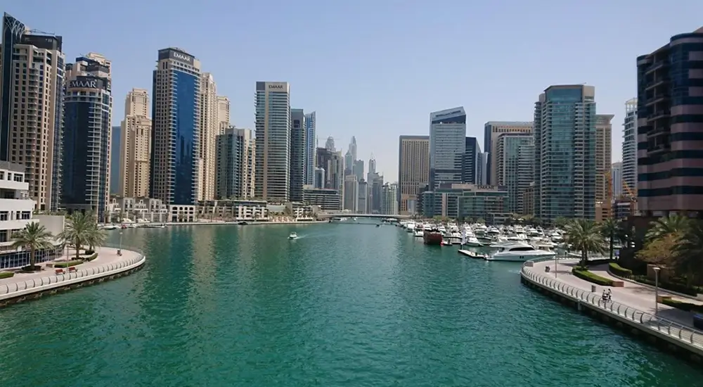 What does a commercial real estate appraiser do?